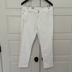 Gap “Girlfriend” white capri jeans  size 30r